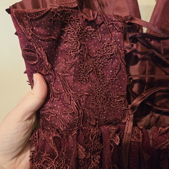 Elegant Burgundy Lace Dress - Picture 9 of 12